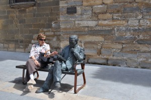 Matilde charlando con Machado 