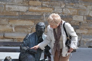 Conchi charlando con Machado 