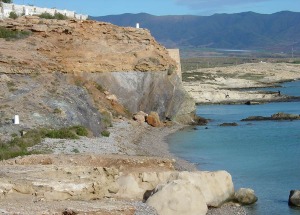 Discordancia entre las filitas alpujrrides (colores azulados y verdes) y los depsitos cuaternarios coluviales (color pardo- rojizo). En color blanco las areniscas oolticas (dunas fsiles) 