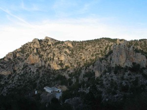 Vista de la envasadora del agua del manantial del Cantalar, bajo la cima de Villafuerte