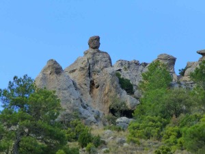 Una dama sentada o el guardin protege la subida a la cima de Villafuerte