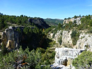 El Arroyo Blanco genera un desfiladero en las rocas calizas y areniscas  marinas del Terciario. Los distintos saltos son debidos a fallas