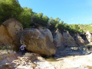 Grandes bloques cados de conglomerados de antiguas terrazas fluviales. Al fondo pliegues en arcillas del Mioceno superior