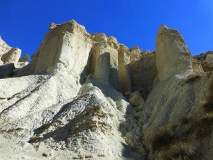 Pared en la que se observa la erosin condicionada por fracturas verticales en los materiales margosos del Mioceno superior