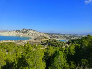 Presa de la Rambla de Algeciras y cerro del Castellar. Se observa que los yesos buzan y aumentan de espesor hacia la fosa tectnica del Guadalentn