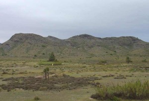 Relieves de esquistos grafitosos (al fondo) que delimitan el lagoon (en primer plano) por el norte