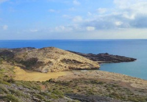 Paleoduna de la Cala de los Dentoles. A la derecha el pliegue tumbado que origina Punta Espada