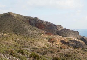 Escombreras de las labores mineras de Tajos Quebrados, al oeste de la cala de los Dentoles