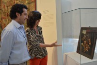 La directora general de Bienes Culturales, Carmen Batres, y el director del MUBAM,  Francisco Javier Bernal, presentan un leo realizado por el mismo autor del boceto del tapiz de Enrique VIII