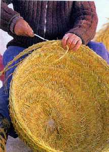 Artesano trabajando el Esparto