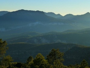 Atardece en Somogil y Hondares. Sobre los escarpes eocenos de Somogil descansa el cabalgamiento mesozoico de la sierra del Fronton. [Hondares]