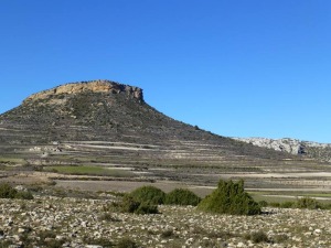 La molata de Charn formada por rocas costeras y deltaicas del Mioceno. A la derecha se observa el paleokarst de Charn.  