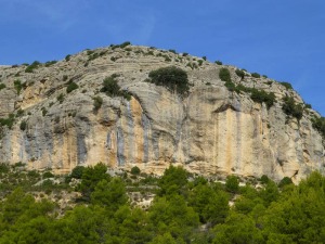 Escarpe por el que discurre la escalera de El Poyato. Arriba a la derecha se ve su muro. 