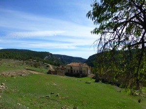 En primavera el valle de Hondares no relaja, se llena de color verde. Cortijo de Hondares de abajo. Al fondo los cerros dolomticos.   