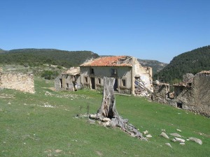 El cortijo de Hondares de Abajo. Estas casas en ruinas dan un punto de color al paisaje, nos cuentan historias de la resistencia del ser humano.   