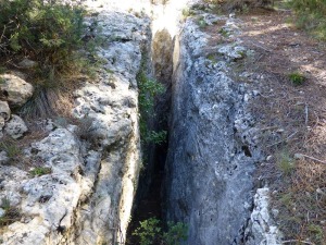 Grieta, diaclasa, producida por el vuelco de un gran bloque de calizas del Paleoceno. 