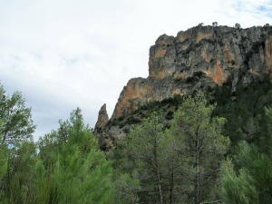 La disolucin de las dolomas forma caprichosas geoformas que ah se llaman frailes. El Puntal del Fraile. 