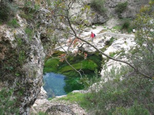 Poza de agua donde actualmente se baan los que visitan este agradable paraje de los baos de Somogil. Ah el burbujeo nos dice que brota agua de las rocas cretcicas y palegenas.  