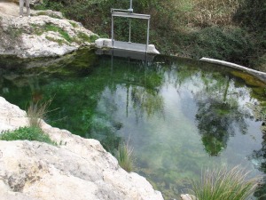 Compuerta metlica que permite la regulacin y derivacin  del caudal de los baos de Somogil.  