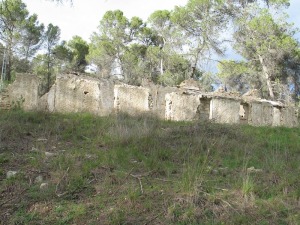 Edificio en ruinas de los baños de Somogil. Relajación y diversión de antaño alrededor de un lugar de interés geológico. 