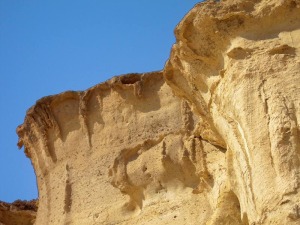 Detalle de las crestas y cornisas del frente de erosión, generadas por procesos de erosión diferencial y recarbonatación de las rocas 
