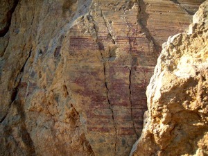 Detalle de las estras de falla y mineralizaciones de xido de hierro (colores rojos) de la falla de Piedra Mala 