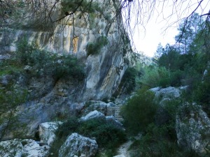 Encajamiento en La Puerta del ro Alhrabe, entre calizas del Eoceno 