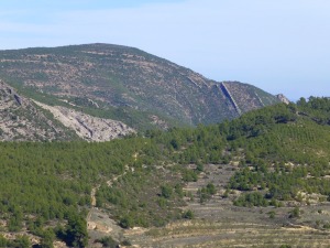 Desde garita forestal se observa el pliegue de la sierra de los Engarbos y el cabalgamiento de la sierra del Cerezo  