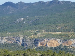 Fallas normales que afectan al cenajo del calar del Fresne. Al fondo las dolomas jursicas del subbtico de la sierra de los Alamos.  