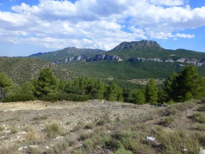 Paisaje geolgico de los alrededores del cortijo de la Dehesilla. A la izquierda el cierre del pliegue del Puntal del Marqus  