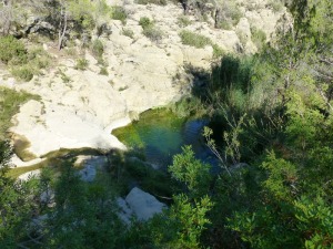 Las calizas son disueltas por el agua del río Alhárabe formando pilancones como el Pozo de los Azules. 