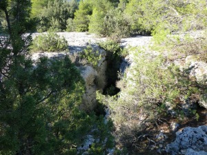 Calizas horizontales y fracturas, lo mejor para la karstificacin. Una grieta afectada por disolucin. La Losa.  