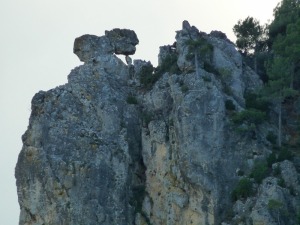 La sierra del Frontón, cabalgamiento de rocas jurásicas y cretácicas sobre el pliegue de Somogil, 