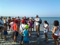 Participantes en una ruta guiada por el Parque Regional de Las Salinas de San Pedro.