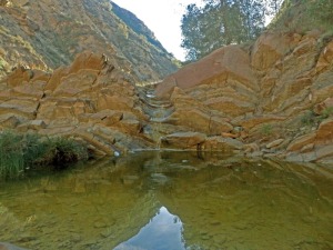 La erosin remontante genera charcas y pequeas cascadas en el cauce de la rambla. 