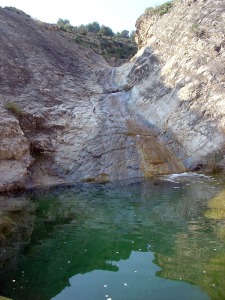 Poza de agua excavada por las aguas de escorrenta en las calizas 