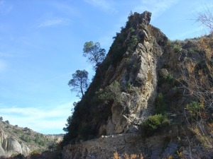 Estratos de margocalizas cretcicas verticalizados por la orogenia Alpina. Al pie de stos una antigua conduccin de agua 