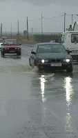 Trfico y coches durante la lluvia (Al pulsar se abrir la foto en una nueva ventana.)