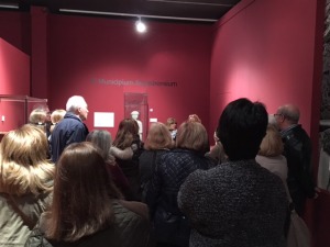 El grupo frente a una de las piezas ms importantes de la exposicin, ''La Dama de Cehegn''