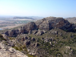 El talud arrecifal de Las Peas est afectado por numerosas diaclasas y algunas fallas, que favorecen los procesos erosivos y el desprendimiento y vuelco de bloques.