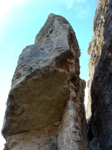 Bloque de conglomerados (en la base) y areniscas cuya progresiva rotacin generar su vuelco.