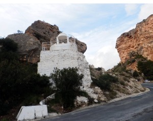 Infraestructura hidrulica para aprovechar el agua que discurre por la zona. Sobre ella un pequeo altar dedicado a la Virgen de Ftima.