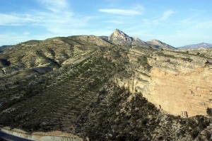 A la izquierda el arrecife del cabezo del Sastre (o del Desastre), donde se localiza el arrecife coralino que gener el talud arrecifal (a la derecha). Al fondo la sierra de Corque 