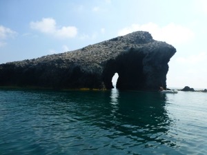 El Faralln est siendo modelado por la mar. La erosin ha generado un arco natural de gran belleza