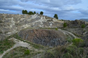 Vista desde la ladera sur de la cantera. Se observan en el centro la chimenea volcnica taponada por el pitn. En los laterales, aglomerados, tobas y margas atravesadas por coladas volcnicas.