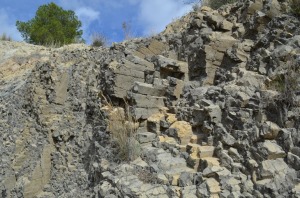 Disyuncin columnar horizontal de las rocas volcnicas de la parte alta del Cerro negro de Calasparra
