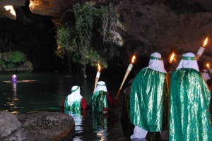 La Mora baja al Salto del Usero en la noche de San Juan 