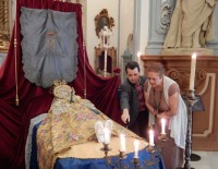 La directora general de Bienes Culturales, Mara Comas, y el historiador del arte y encargado del montaje realizado en San Juan de Dios, Alejandro Romero, junto a la talla de la Virgen que permanecer