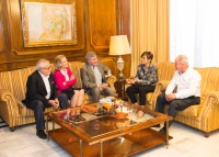 Presidenta de la Asamblea, Rosa Pealver con miembros de la Real Academia Alfonso X el Sabio