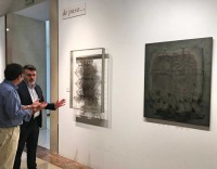 El director general de Bienes Culturales, Juan Antonio Lorca, y el responsable del Mubam, Javier Bernal, junto a las obras de Manuel Rivera